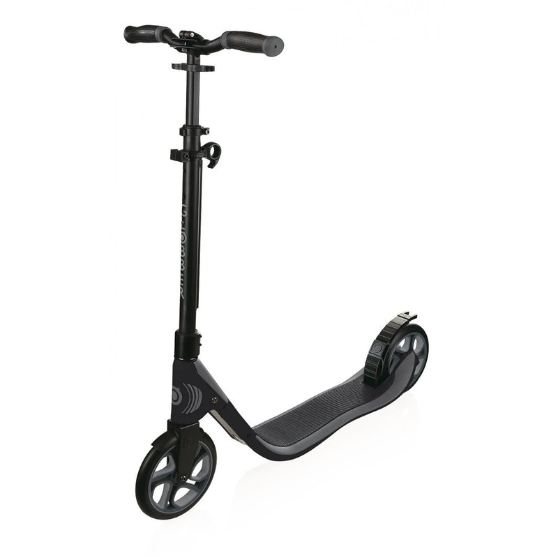 Scooter Adulto Globber Negro a Pie